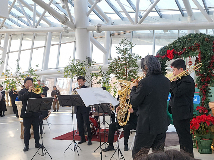 김재윤 씨의 해설과 함께한 6명의 연주자들