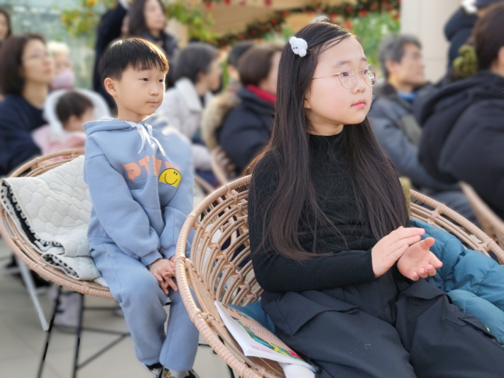 박수빈·찬우 남매가 박수를 치며 연주를 즐기는 모습
