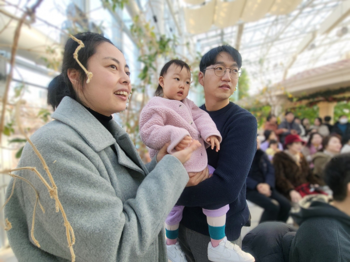 연재네 가족이 함께하며 연주를 즐기는 행복한 순간