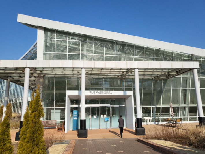 연주회가 개최된 일월수목원 전시온실, 한겨울에 어르신, 어린 아이들과 함께 나들이하기 좋은 곳이다.