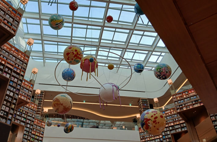 별마당 도서관 천장의 장식 모습