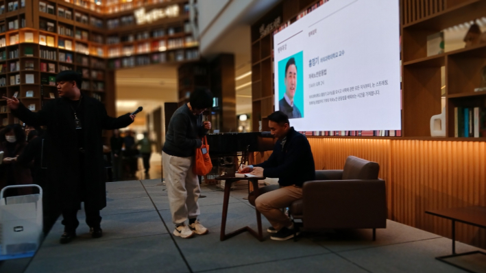 강의를 마치고 '홍정기의 리듬운동 통증해방' 저서 사인회하는 모습