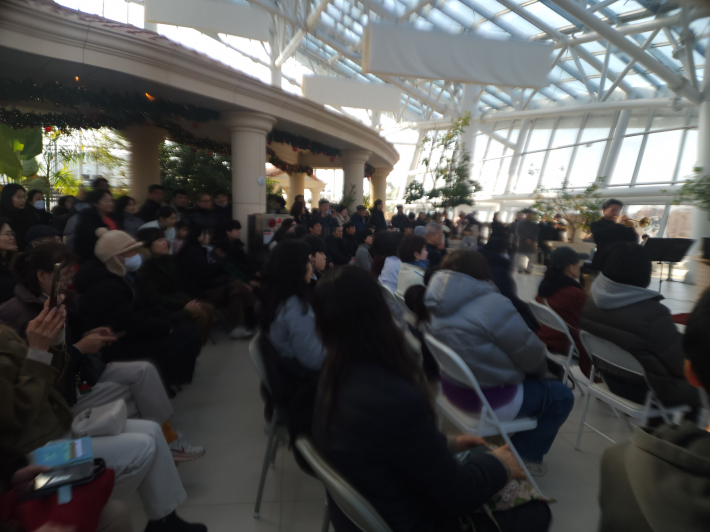 음악회를 관람 중인 많은 청중들