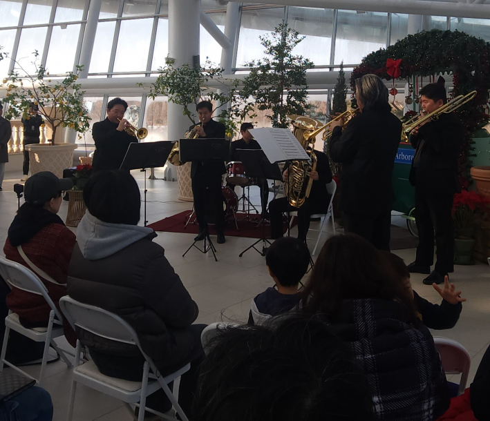 연주중인 수원시립교향악단 단원들