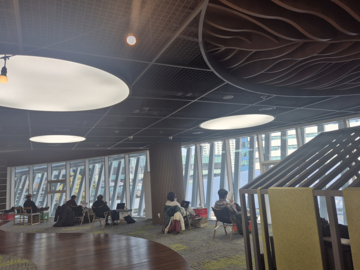 지난 12월까지, 시범 운영을 마치고 일상 공간으로 자리 잡은 경기도서관