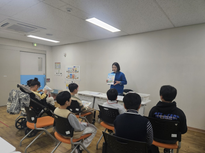 수원시 호매실도서관이 '마음치유 그림책상담소'를 운영하고 있다.