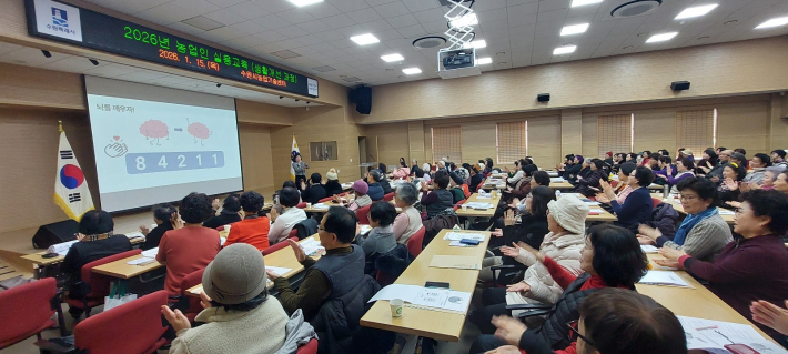 참석자들이 뇌깨우는 '84211 손뼉치기'를 하고 있다.