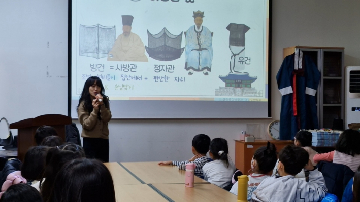 다양한 갓 모양을 보여 준다.