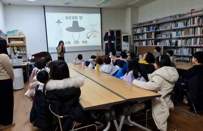 외출 시에 의관 차림을 보여 준다.