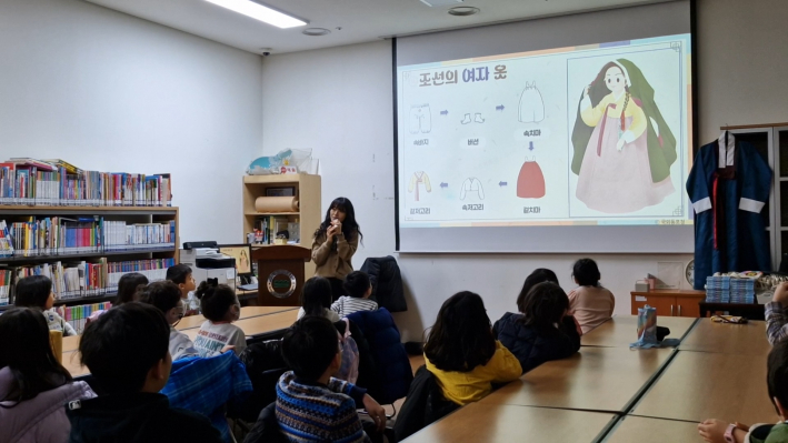 여자들의 옷 입는 순서를 말해주고 외출 시의 옷차림을 보여 준다.