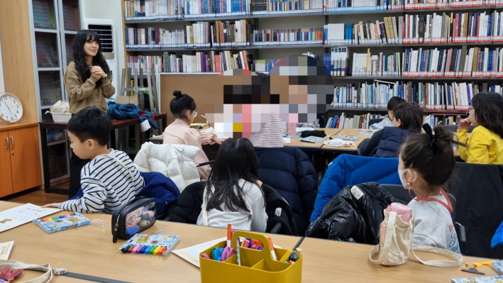 가장 인상 깊었던 활동을 말하고 있다