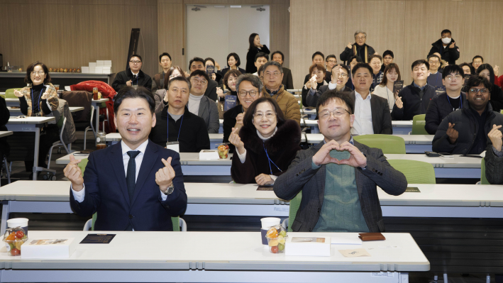 김현수 수원시 제1부시장(오른쪽)과 제10회 매홀벤처포럼 참석자들이 함께하고 있다.