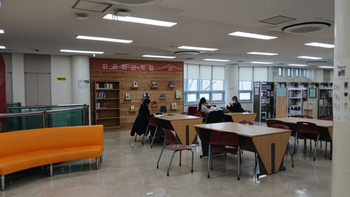 도서관에서 공부하는 청소년들