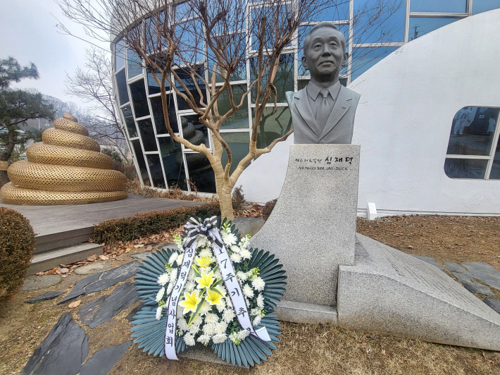 작은 꽃바구니가 그에게 고마움과 그리움이 느껴진다.