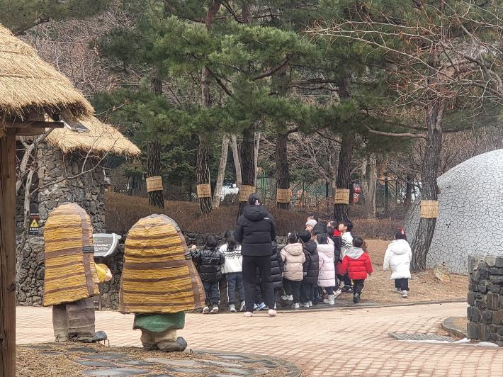 해우재 화장실 문화공원을 찾은 유치원생들  