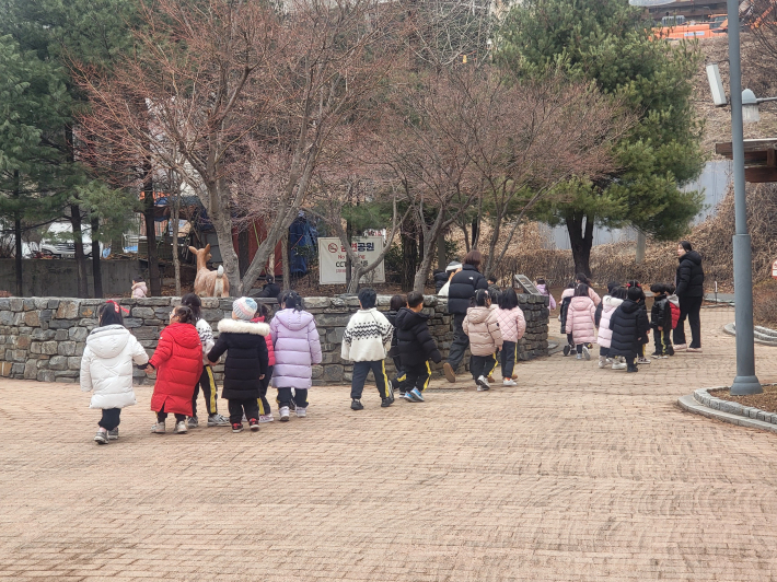 해우재 화장실 문화공원을 찾은 유치원생들  