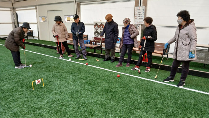 게이트볼 스파크 타격하는 장면