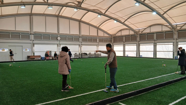 게이트볼 경기 작전을 짜는 모습