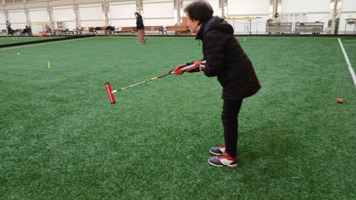 호케하게 타격하고 볼이 게이트 통과를 바라보는 모습