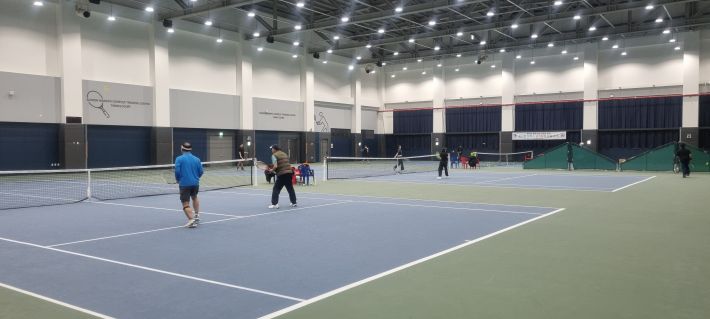 추위를 완전하게 피할 수 있는 실내 테니스장이 쾌적하다