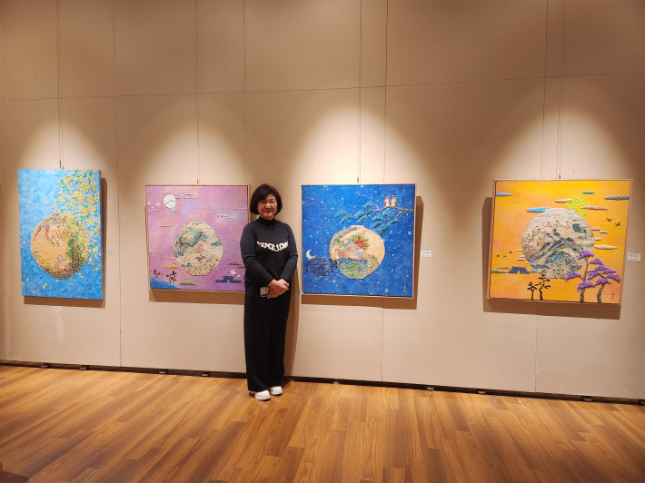 수원박물관에서 열리고 있는 수원문화예술아카데미 기획전, '수원의 기억, 삶의 색', 달항아리를 주제로 작품화 한 김순옥 작가  