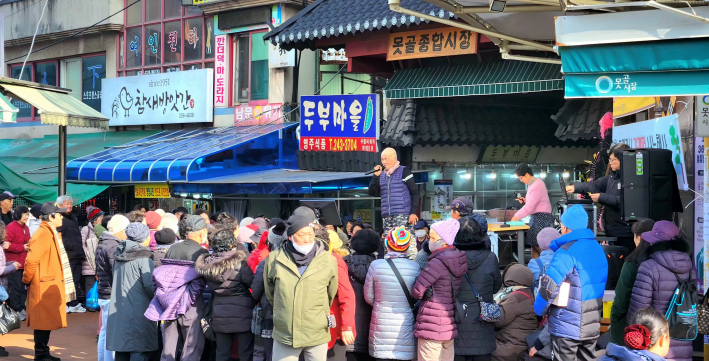 80대 어르신이 용기를 내 무대에 올라 노래를 부르고 있다.