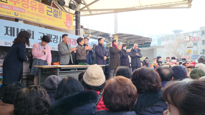 이날 행사에 참석한 내빈들이 인사말을 전하고 있다.