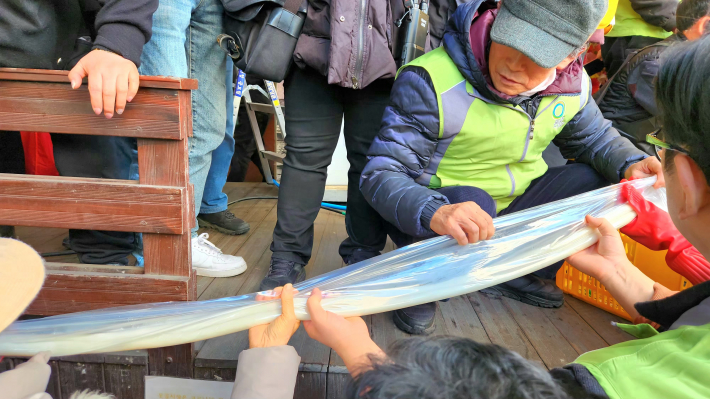 이날 행사의 하이라이트인 가래떡 나눔 이벤트가 시작되고 있다.