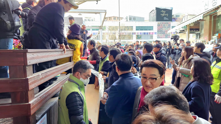 오후 2시가 되자 가래떡 나눔 행사를 시작하고 있다.