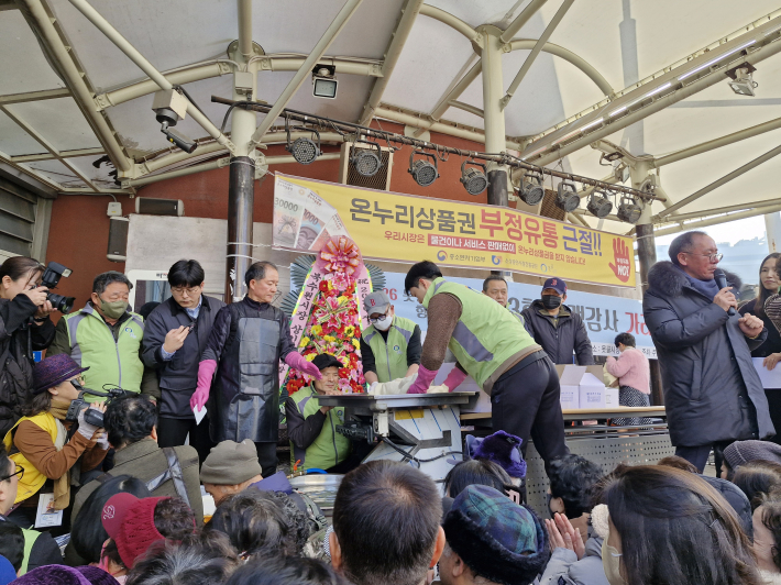 상인들은 소통과 화합하는 기회가 되고, 손님들은 가래떡을 선물로 받는 날이다. 