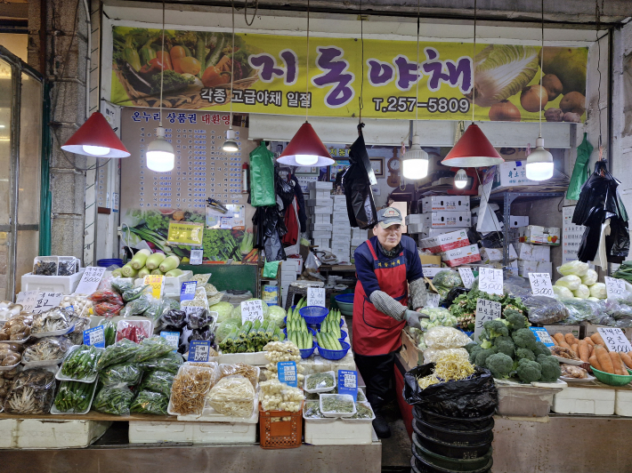 이효정(지동 야채) 대표는 고객들에게 떡을 나눠준다니 잔치 분위가 난다고 말한다. 