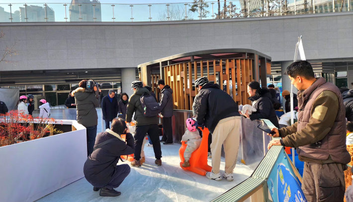 김동연 지사와 정우영 여사가 눈썰매장과 체험 부스를 둘러보며 친근한 시간을 보내고 있다.    