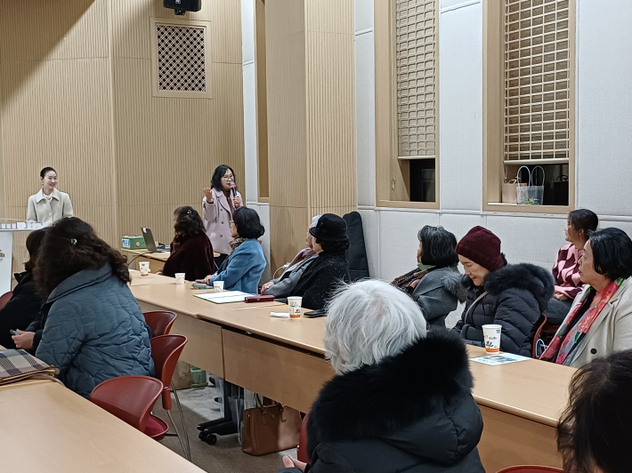 '행궁미디어문학 2025년 돌아보기' 관람객의 진지한 모습