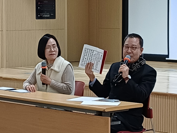 수원문인협회 김운기 회장 대담 방송 전경