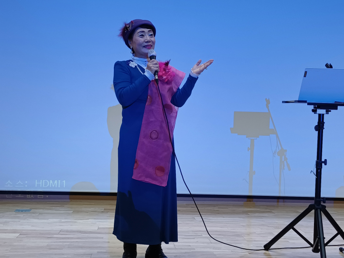 정다운 시 낭송가의 시와 사랑 빛 목도리가 어울리는 아름다운 전경