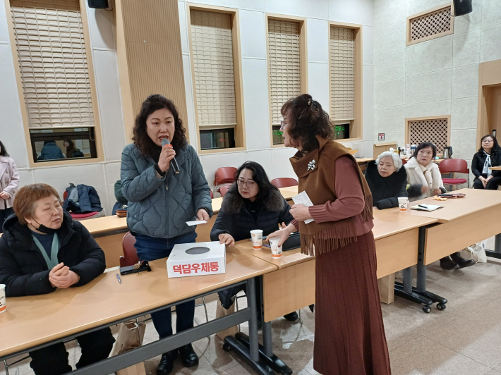 수원시 13대 혜경궁 홍씨 역 남궁영숙 씨의 덕담(좌)