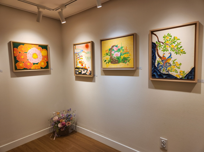  MOOL 갤러리에서 열린 2026 예지우 회원전, 채색화 작품들