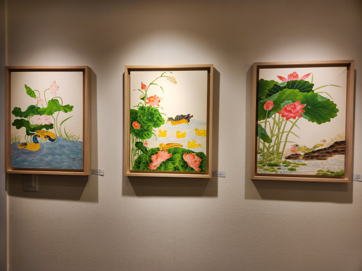  MOOL 갤러리에서 열린 2026 예지우 회원전, 연꽃을 그린 채색화 작품들