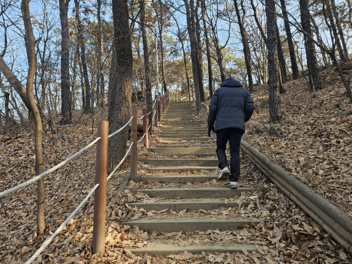 등산로 초입. 여기만 지나면 능선을 탄다