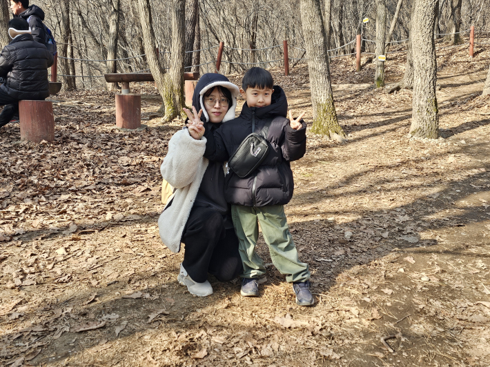 아이의 첫 광교산행에 나선 유성우군과 김수정 어머니
