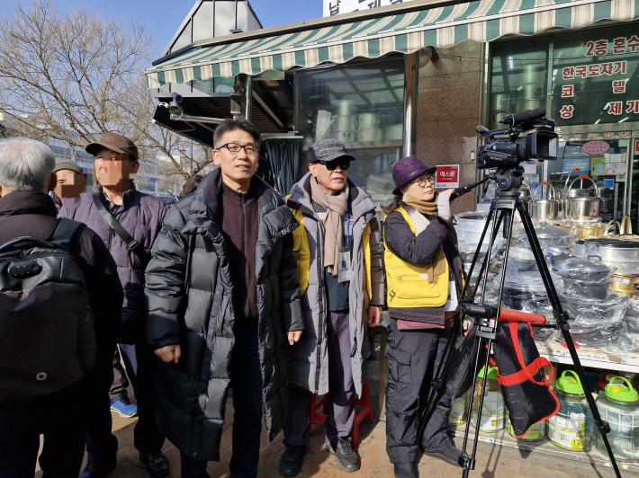 수원남문방송 영상단이 행사를 취재하고 있다.  