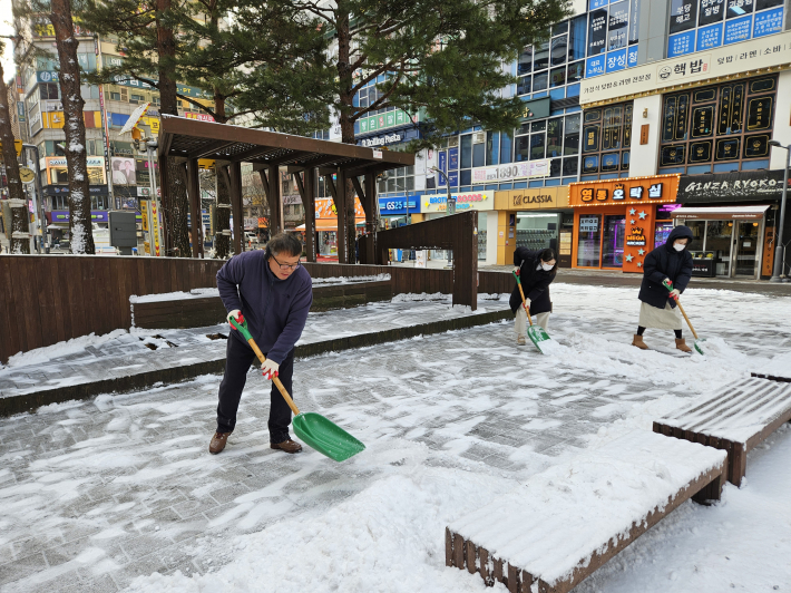 영통중심상가에서 제설작업을 하는 영통3동 행정복지센터 직원들의 모습