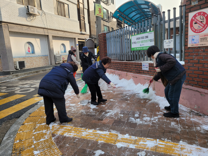 매탄2동 통장협의회 제설작업 실시