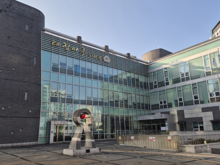 허클베리 핀의 모험을 읽은 아이들이 토론을 위해 한자리에 모인 순간!  