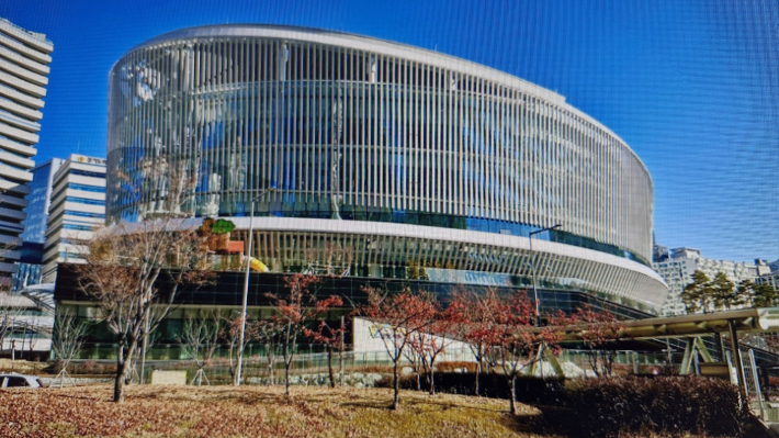 경기도서관 전경이 웅장하다.