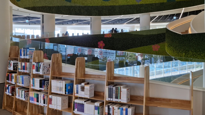 도서관에 비치 되어 있는 책들