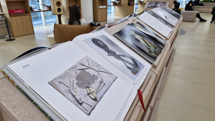 3F 북 라운지 이곳에는 여행 예술 건축 등 라이프 스타일이 전시되어 있다