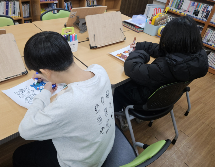 '병오년 붉은 말 색칠하기'에 참여중인 학생들