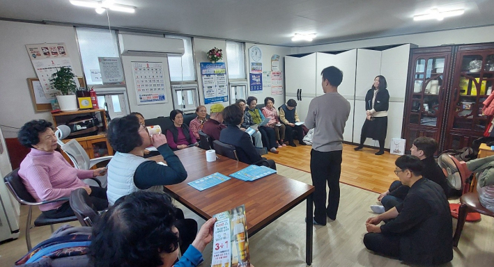 삼익 3차 아파트 경로당에서 '수원새빛생활비패키지' 설명 장면  