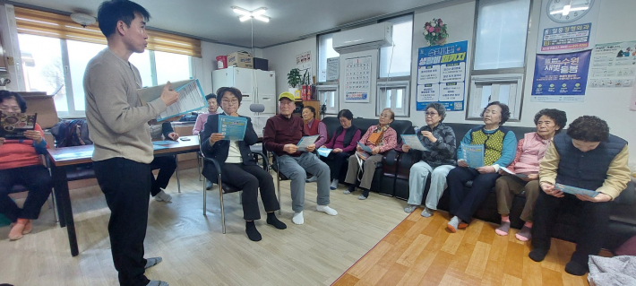 금곡동 맞춤형복지팀장이 패키지 내용을 직접 설명하고 있다.